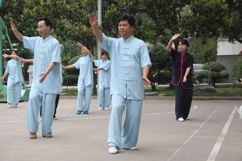 聘請陳式太極拳知名教練教學，開展太極拳興趣小組活動。